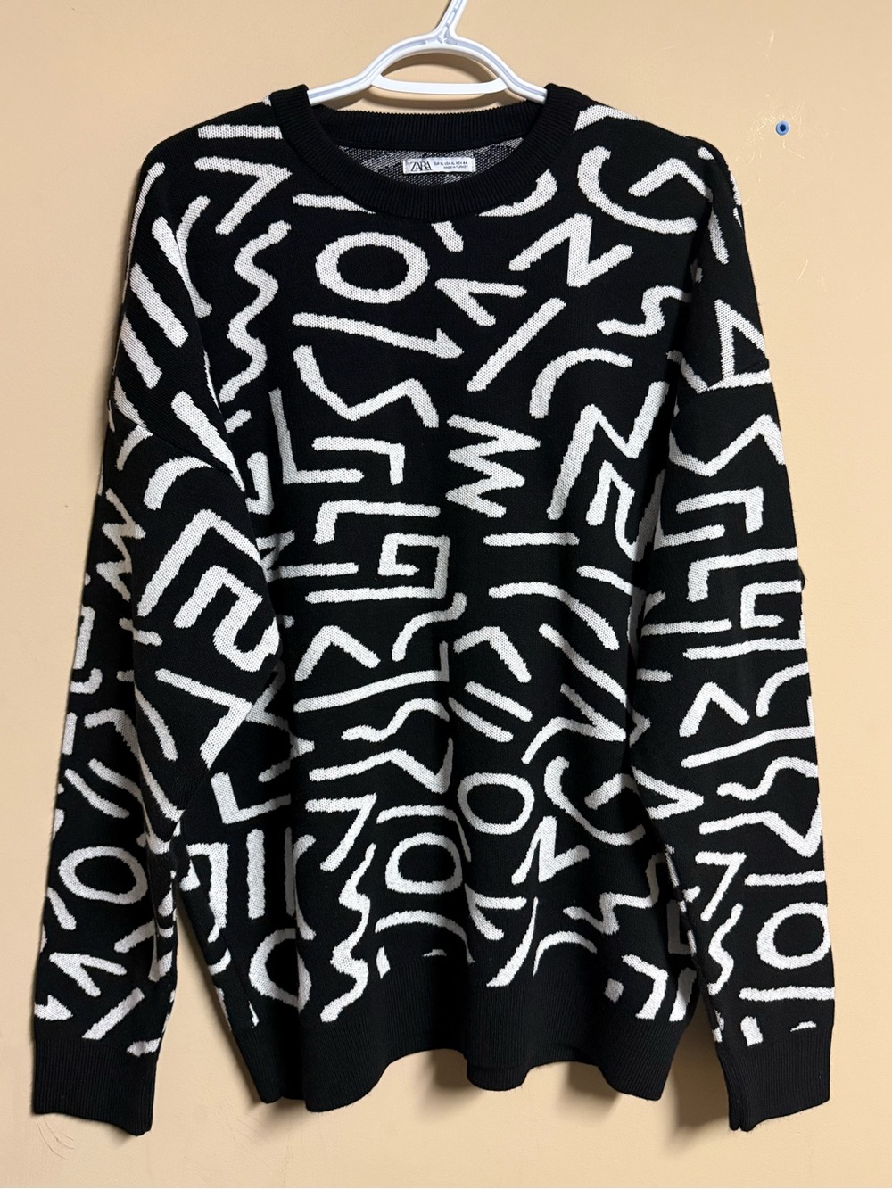 NWOT Zara Patterned Sweater
Size M-L